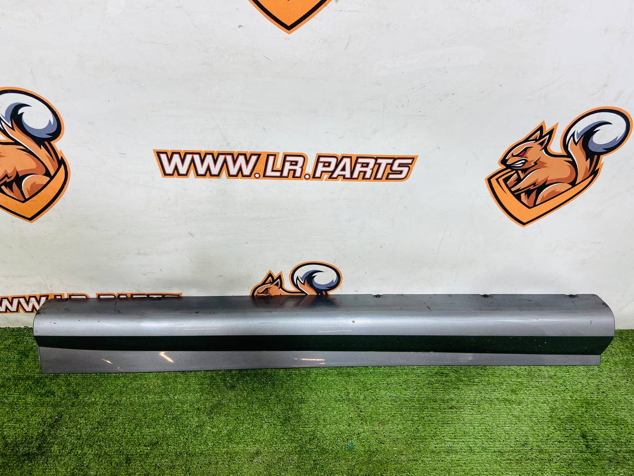 LR183543 Front right door molding Range Rover Sport L461 (2023-) Used cost 200 € in stock 2 pcs.
