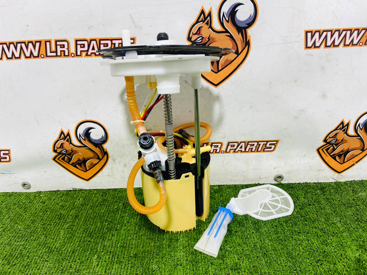 LR185927 Fuel pump petrol assembly submerged for Land Rover Discovery Sport L550 (2015-) Used cost € in stock 1 pcs.