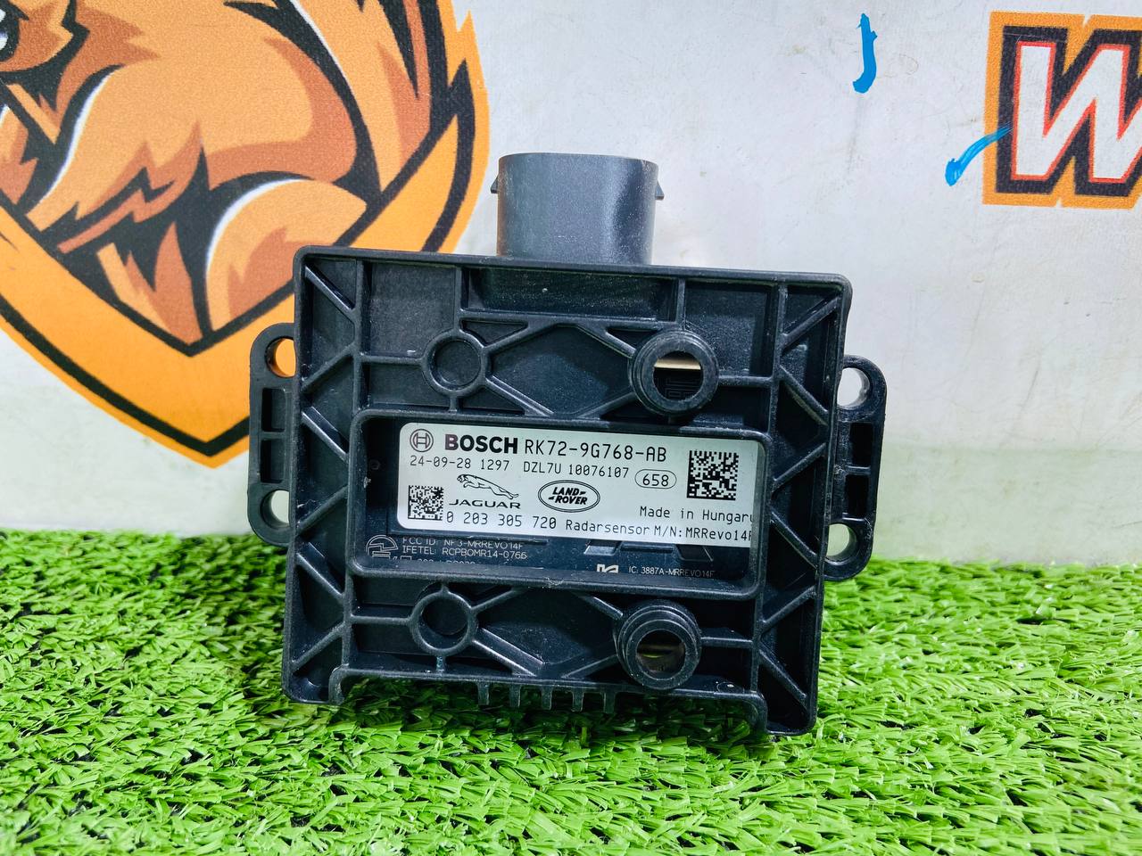 LR186587 Active cruise control radar + bracket for Land Rover Discovery Sport L550 (2015-) Used cost € in stock 1 pcs.