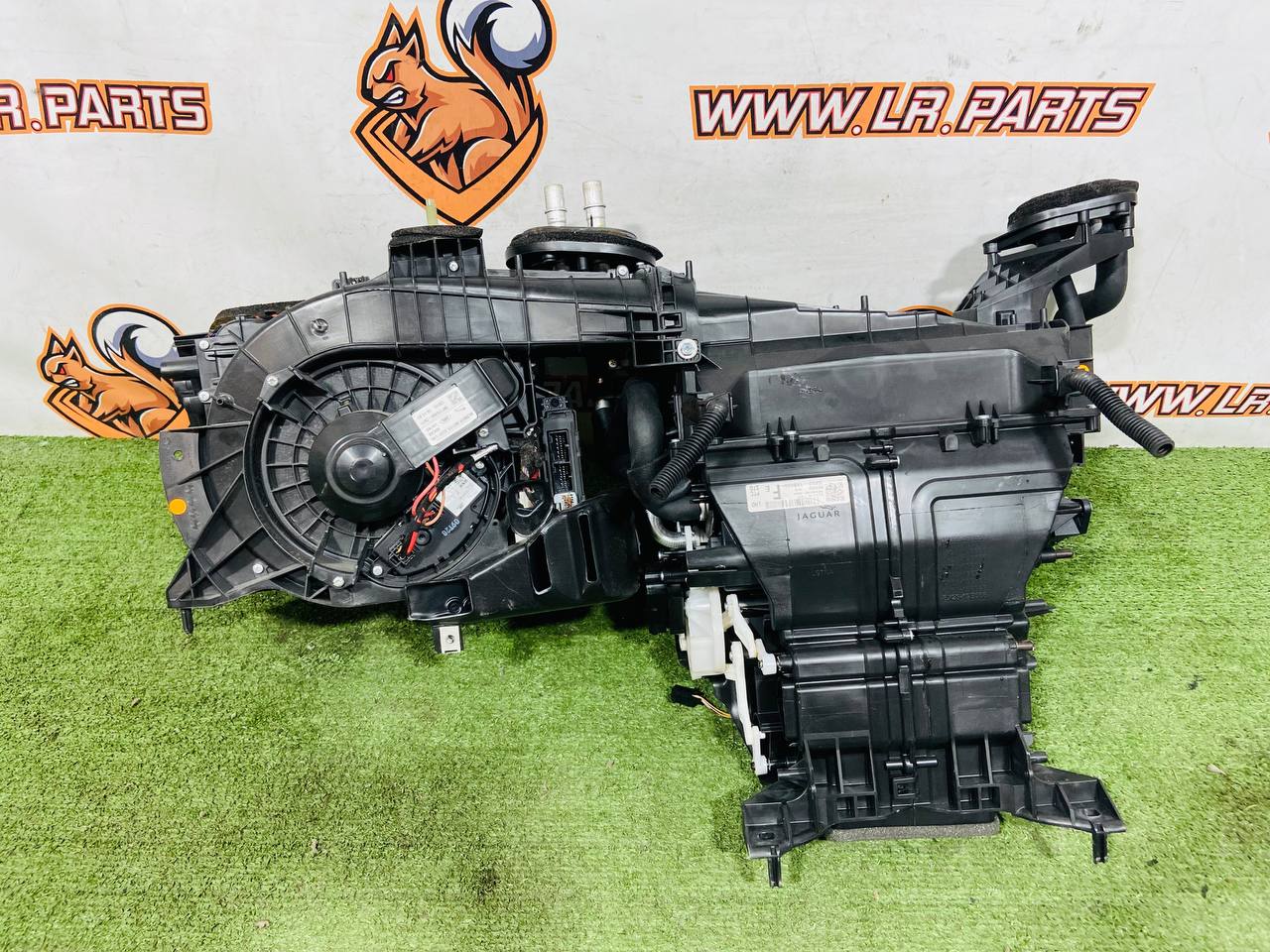 T2H28717 Heater (stove) assembly Jaguar F-Pace X761 (2017-) Used cost € in stock 1 pcs.