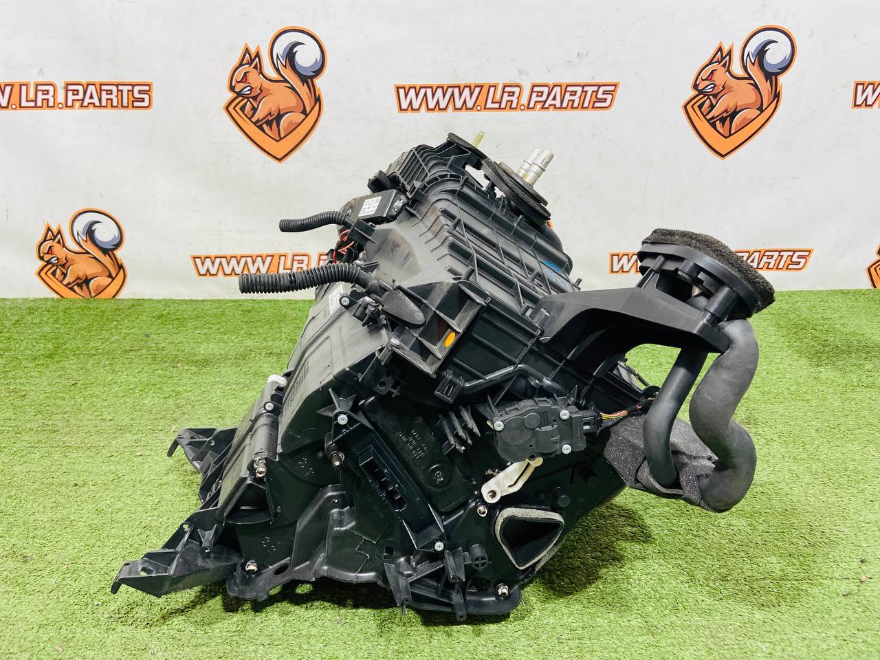 T2H28717 Heater (stove) assembly Jaguar F-Pace X761 (2017-) Used cost € in stock 1 pcs.