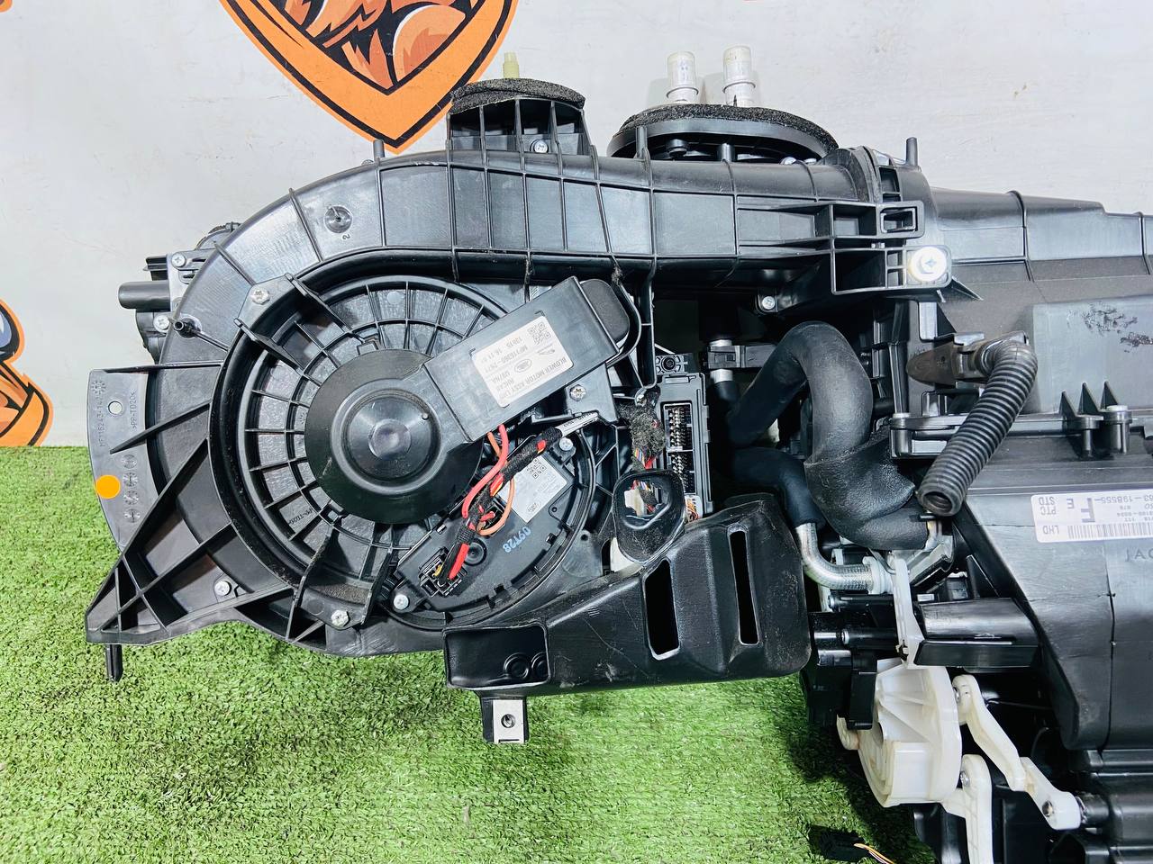 T2H28717 Heater (stove) assembly Jaguar F-Pace X761 (2017-) Used cost € in stock 1 pcs.