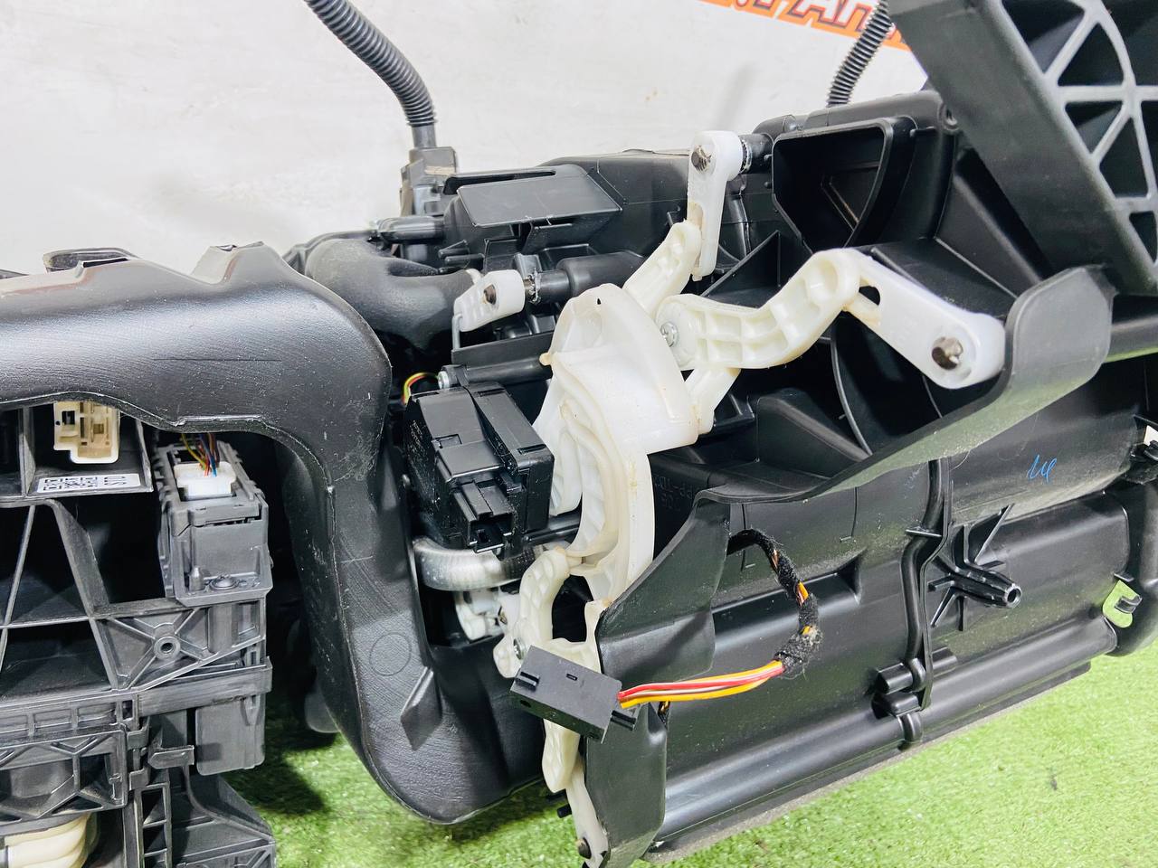 T2H28717 Heater (stove) assembly Jaguar F-Pace X761 (2017-) Used cost € in stock 1 pcs.