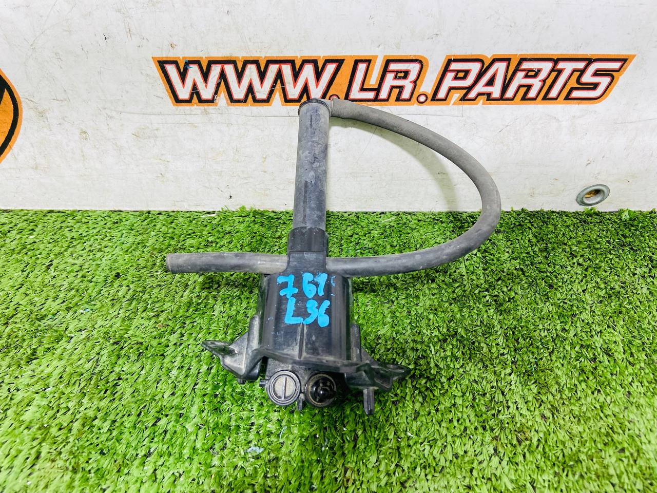 T2H3656 Left washer nozzle for Jaguar F-Pace X761 (2017-) Used cost 60 € in stock 1 pcs.