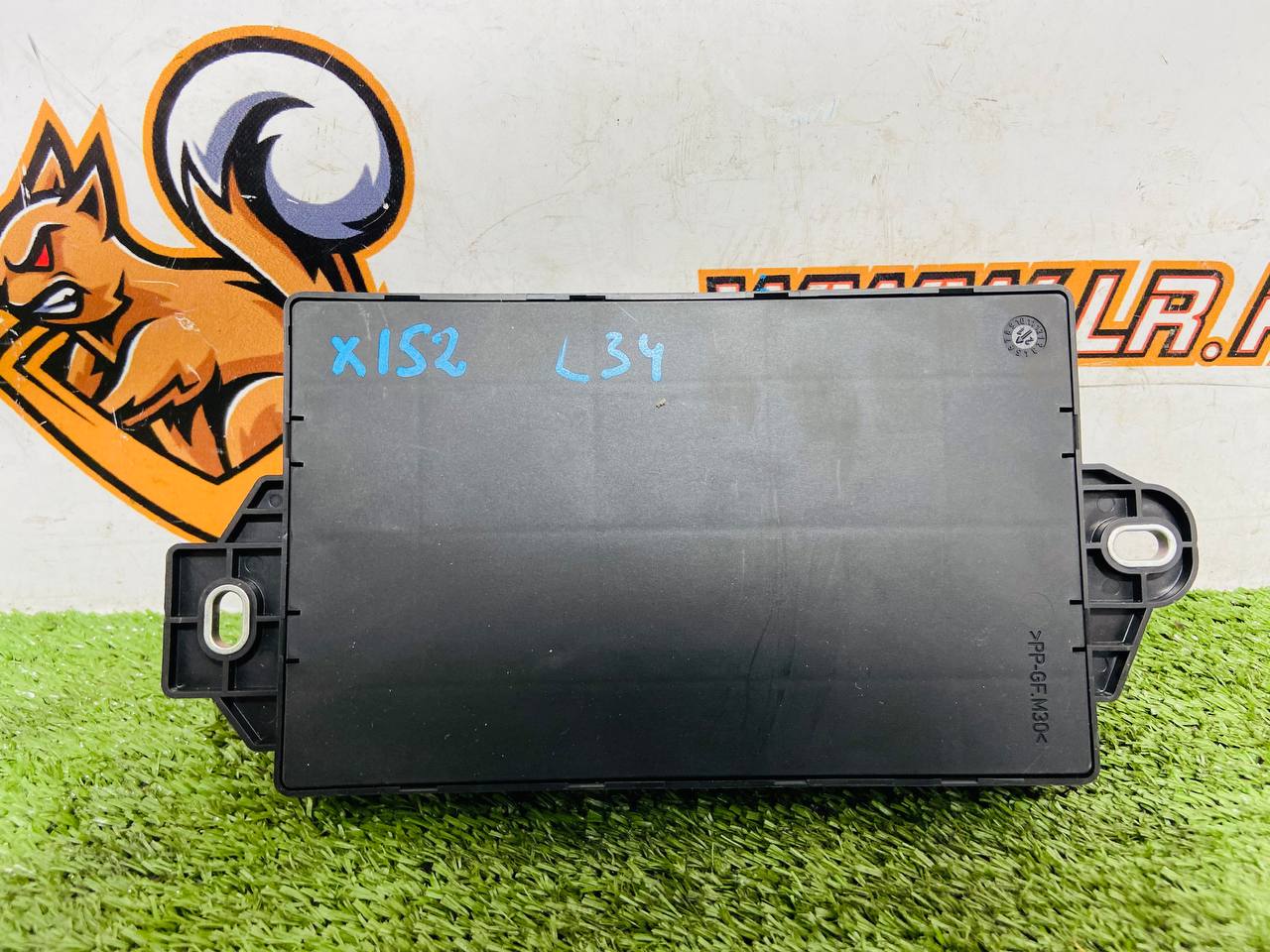 T2R22721 Fuse box for Jaguar F-Type X152 (2014-) Used cost € in stock 1 pcs.