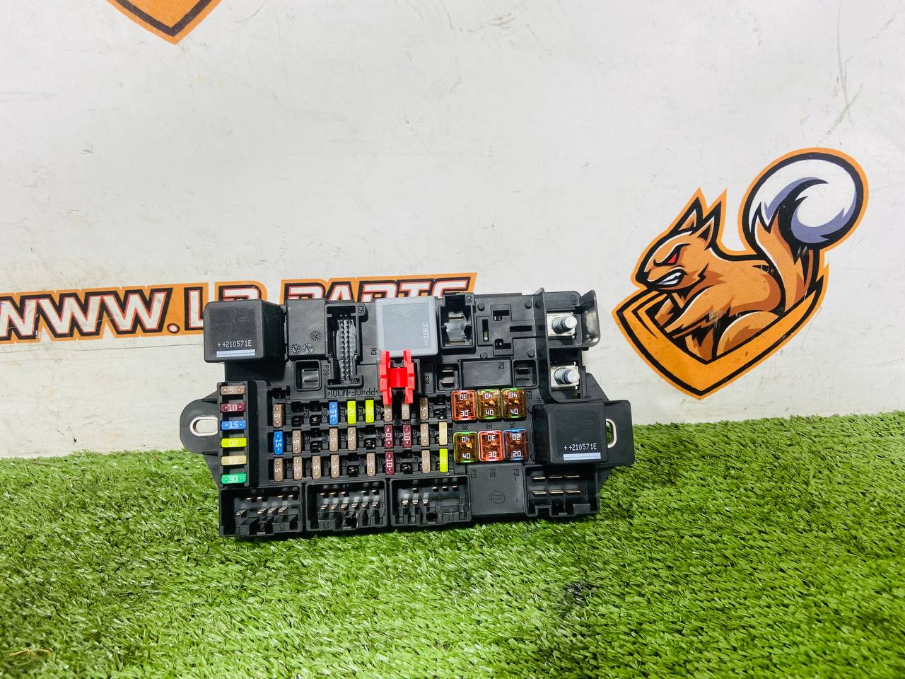 T2R23995 Fuse Block Jaguar F-Type X152 (2014-) Used cost € in stock 1 pcs.