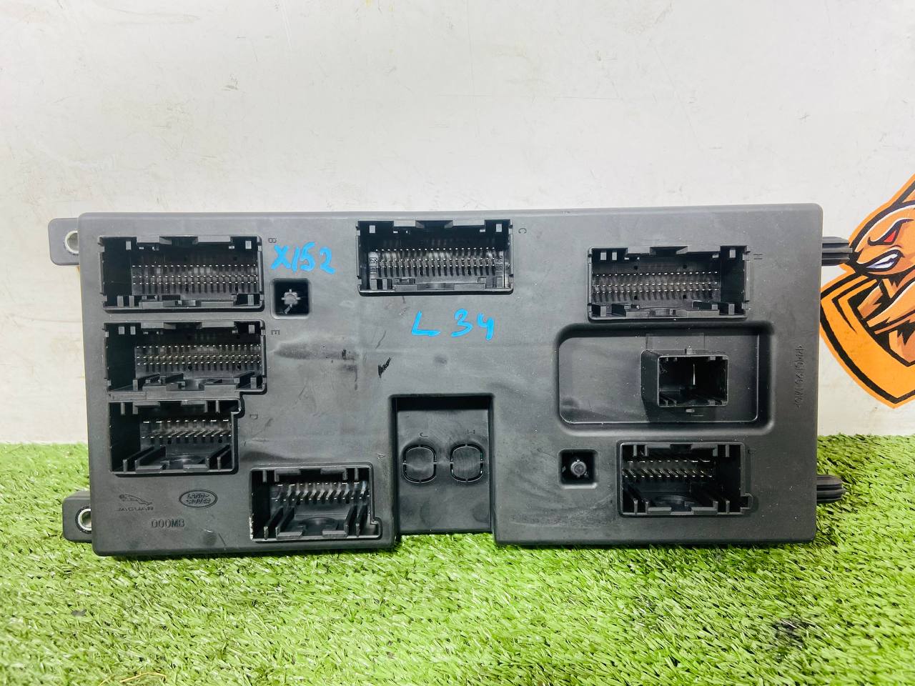 T2R44446 Fuse Box Jaguar F-Type X152 (2014-) Used cost € in stock 1 pcs.