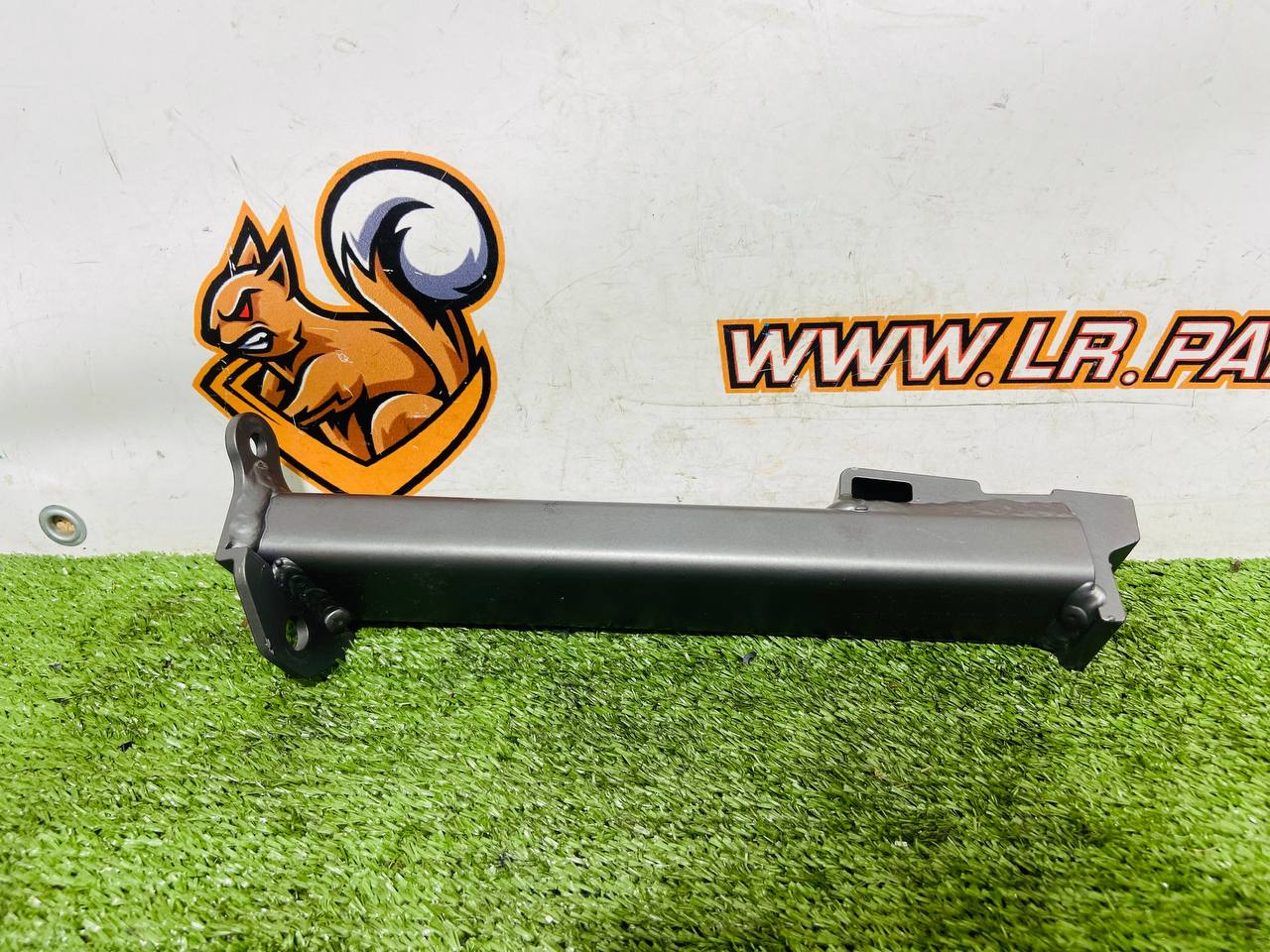T2R7331 Right trunk amplifier bracket Jaguar F-Type X152 (2014-) Used cost € in stock 1 pcs.