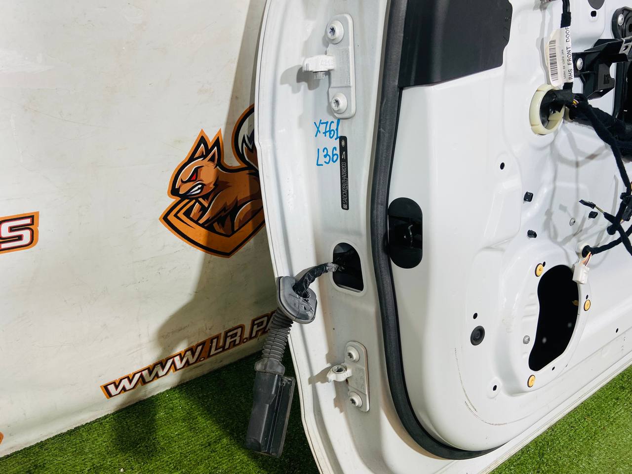 T4A1368KIT Front right door kit for Jaguar F-Pace X761 (2017-) Used - Image 17