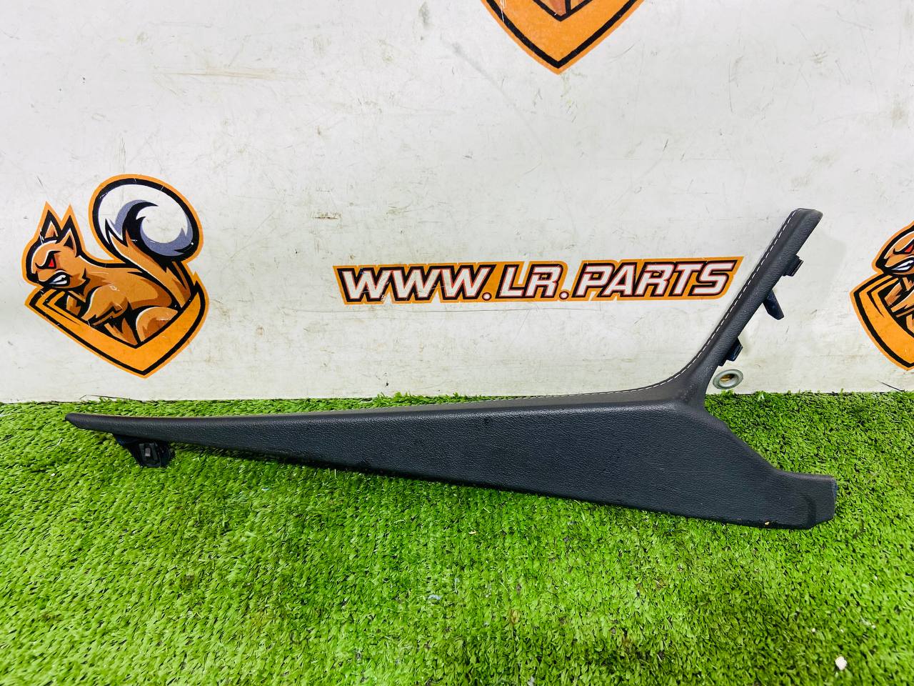 T4A5864QKW Left Console Trim Jaguar F-Pace X761 (2017-) Used cost 100 € in stock 1 pcs.