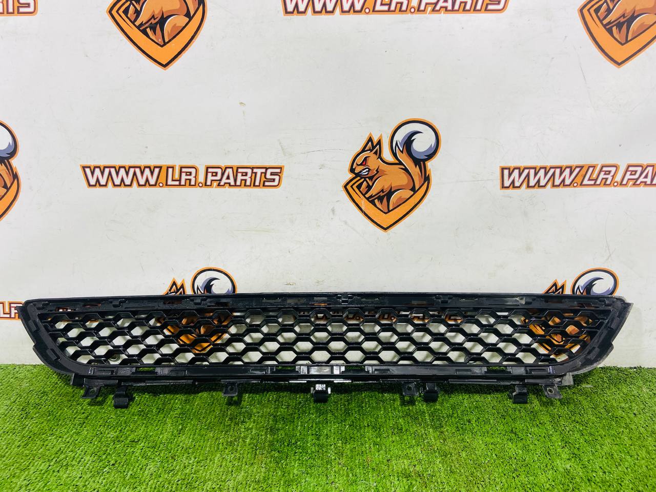 T4A6255 Lower bumper grille for Jaguar F-Pace X761 (2017-) Used cost 45 € in stock 1 pcs.