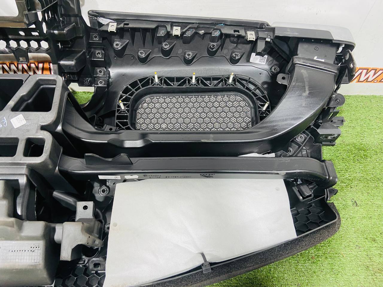 T4A7558QKW Torpedo trim LHD Jaguar F-Pace X761 (2017-) Used cost € in stock 1 pcs.