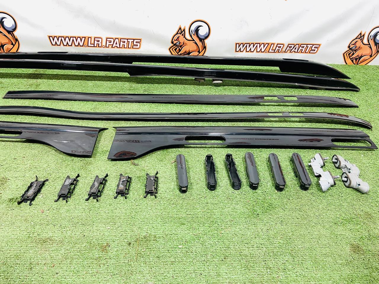 VPLRR0155 Roof rails set black Land Rover Discovery 5 L462 (2017-) used cost 475 € in stock 1 pcs.