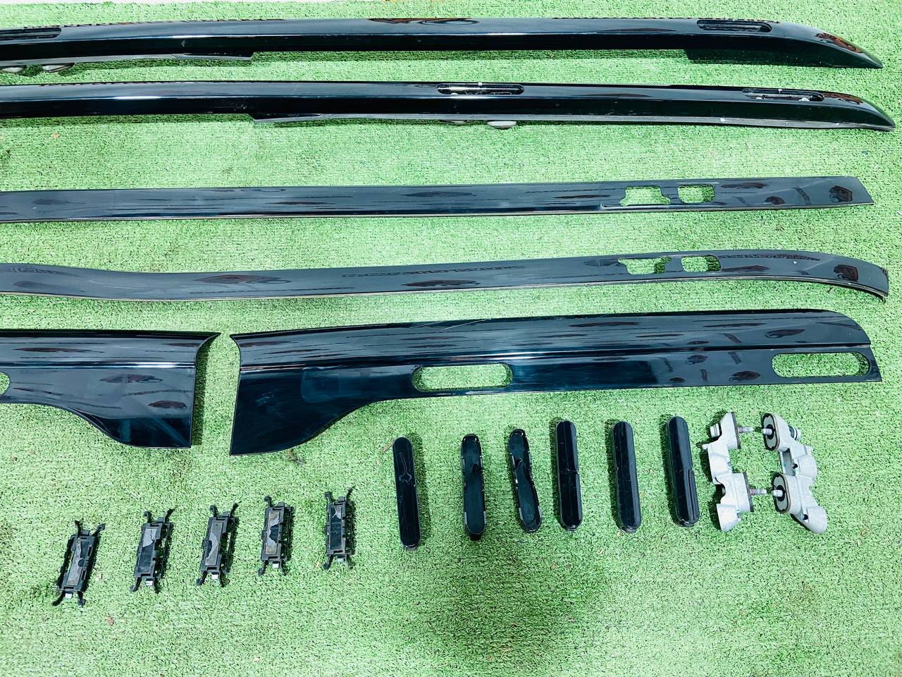 VPLRR0155 Roof rails set black Land Rover Discovery 5 L462 (2017-) used cost 475 € in stock 1 pcs.