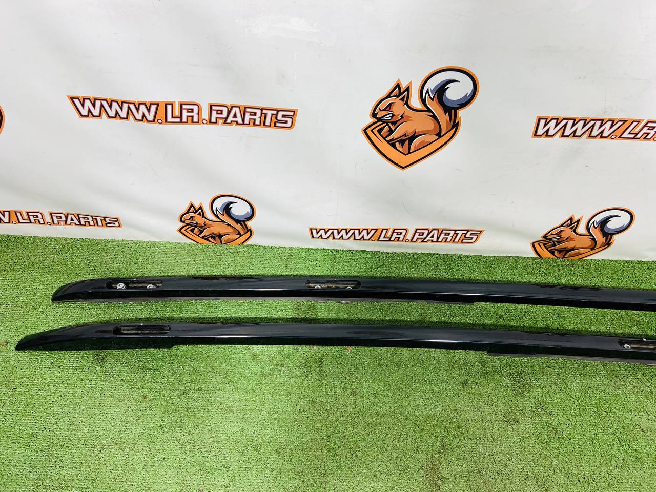 VPLRR0155 Roof rails set black Land Rover Discovery 5 L462 (2017-) used cost 475 € in stock 1 pcs.