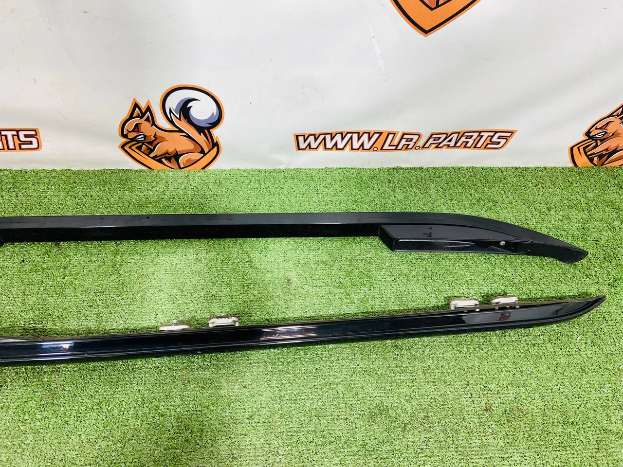VPLRR0155 Roof rails set black Land Rover Discovery 5 L462 (2017-) used cost 475 € in stock 1 pcs.