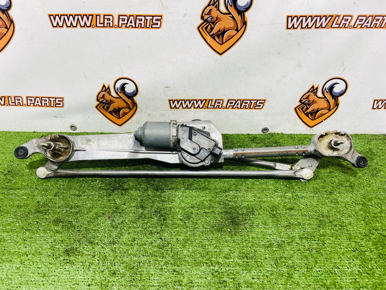 C2P3571 Front RHD Jaguar F-Type X152 (2014-) Used Wiper Linkage with Motor cost € in stock 2 pcs.