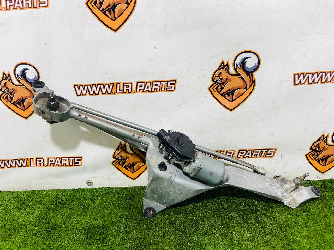 C2P3571 Front RHD Jaguar F-Type X152 (2014-) Used Wiper Linkage with Motor cost € in stock 2 pcs.