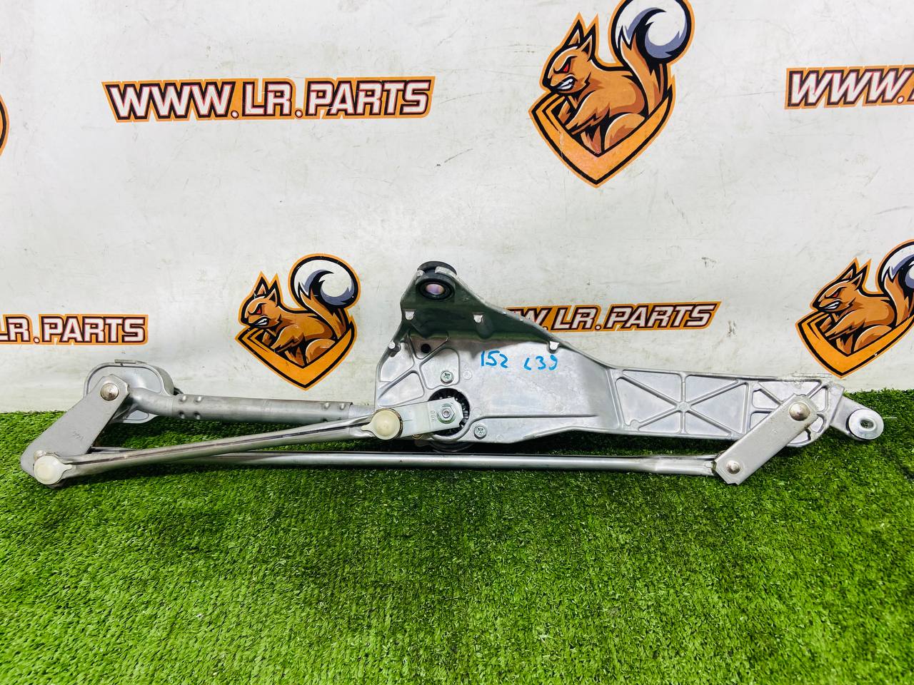 C2P3571 Front RHD Jaguar F-Type X152 (2014-) Used Wiper Linkage with Motor cost € in stock 2 pcs.