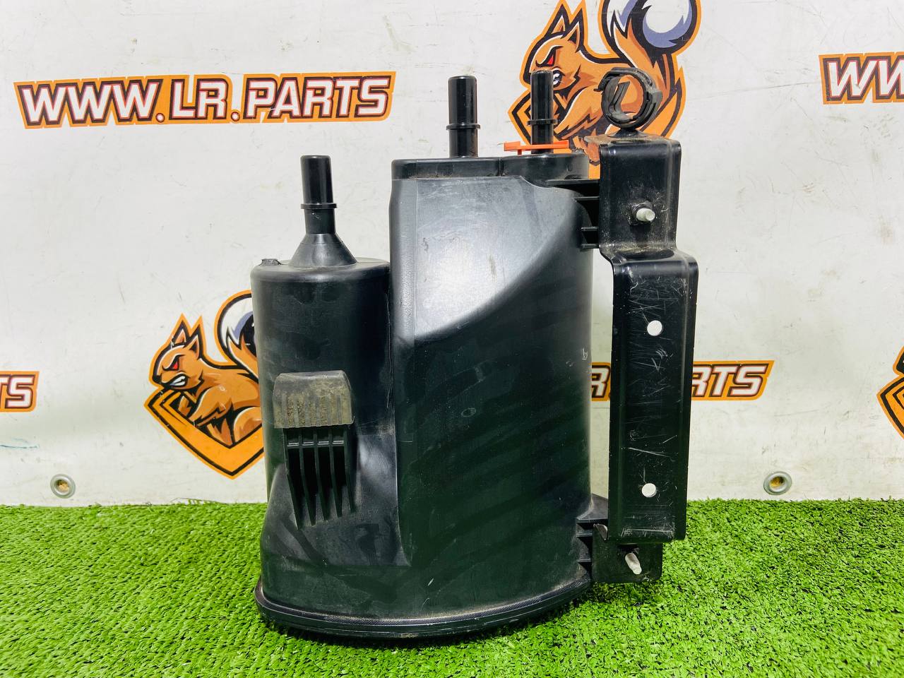 LR027061 Fuel filter housing, Range Rover Velar L560 (2018-) used fuel vapor absorber. cost 150 € in stock 2 pcs.