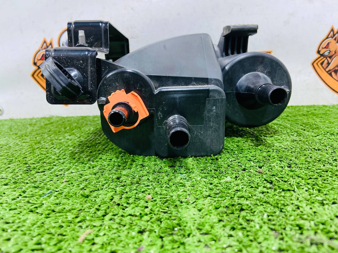 LR027061 Fuel filter housing, Range Rover Velar L560 (2018-) used fuel vapor absorber. cost 150 € in stock 2 pcs.