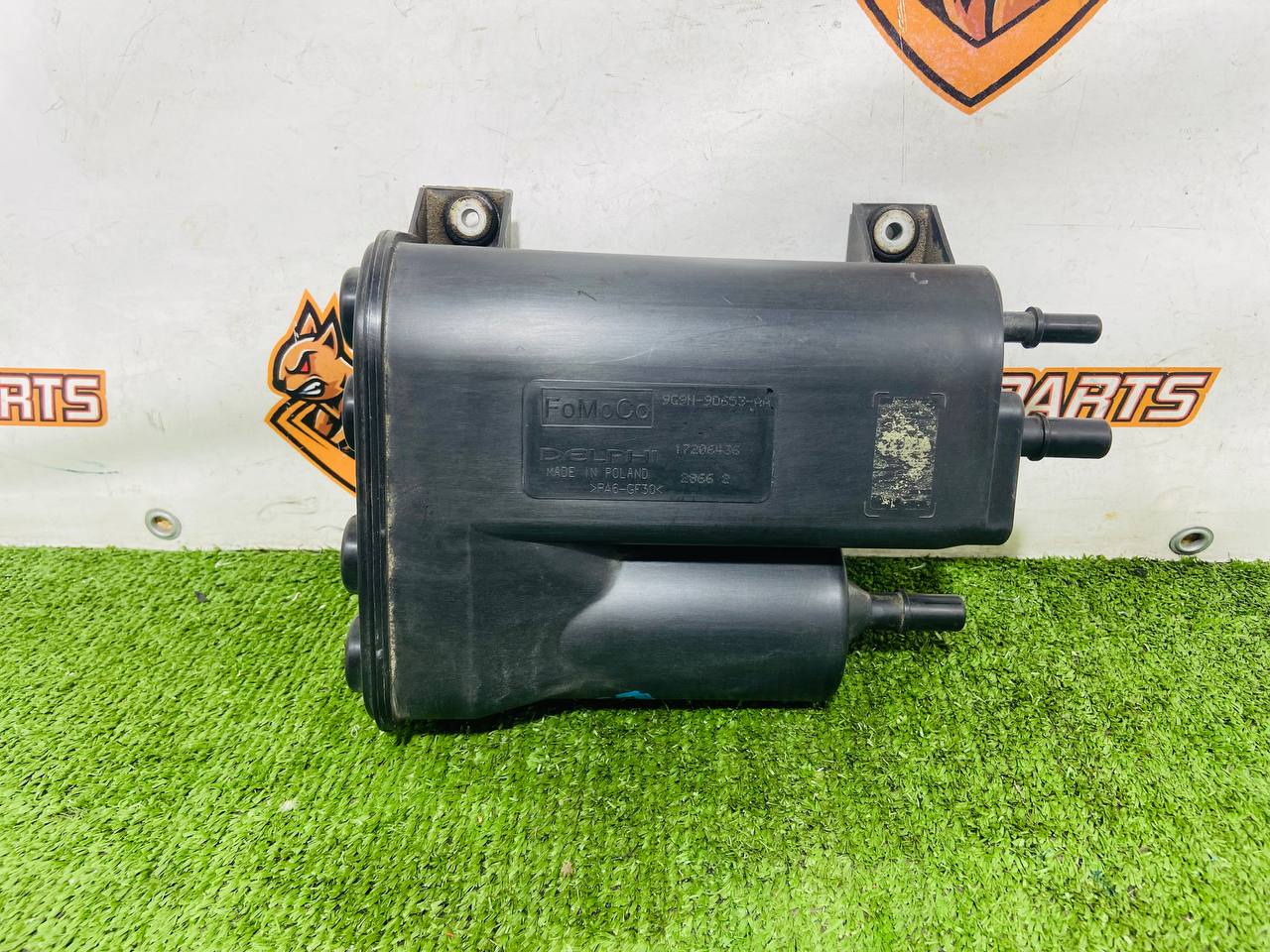 LR027061 Fuel filter housing, Range Rover Velar L560 (2018-) used fuel vapor absorber. cost 150 € in stock 2 pcs.