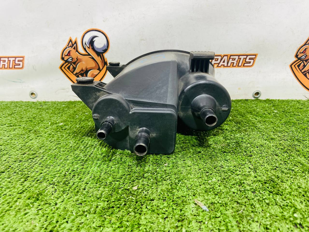 LR027061 Fuel filter housing, Range Rover Velar L560 (2018-) used fuel vapor absorber. cost 150 € in stock 2 pcs.