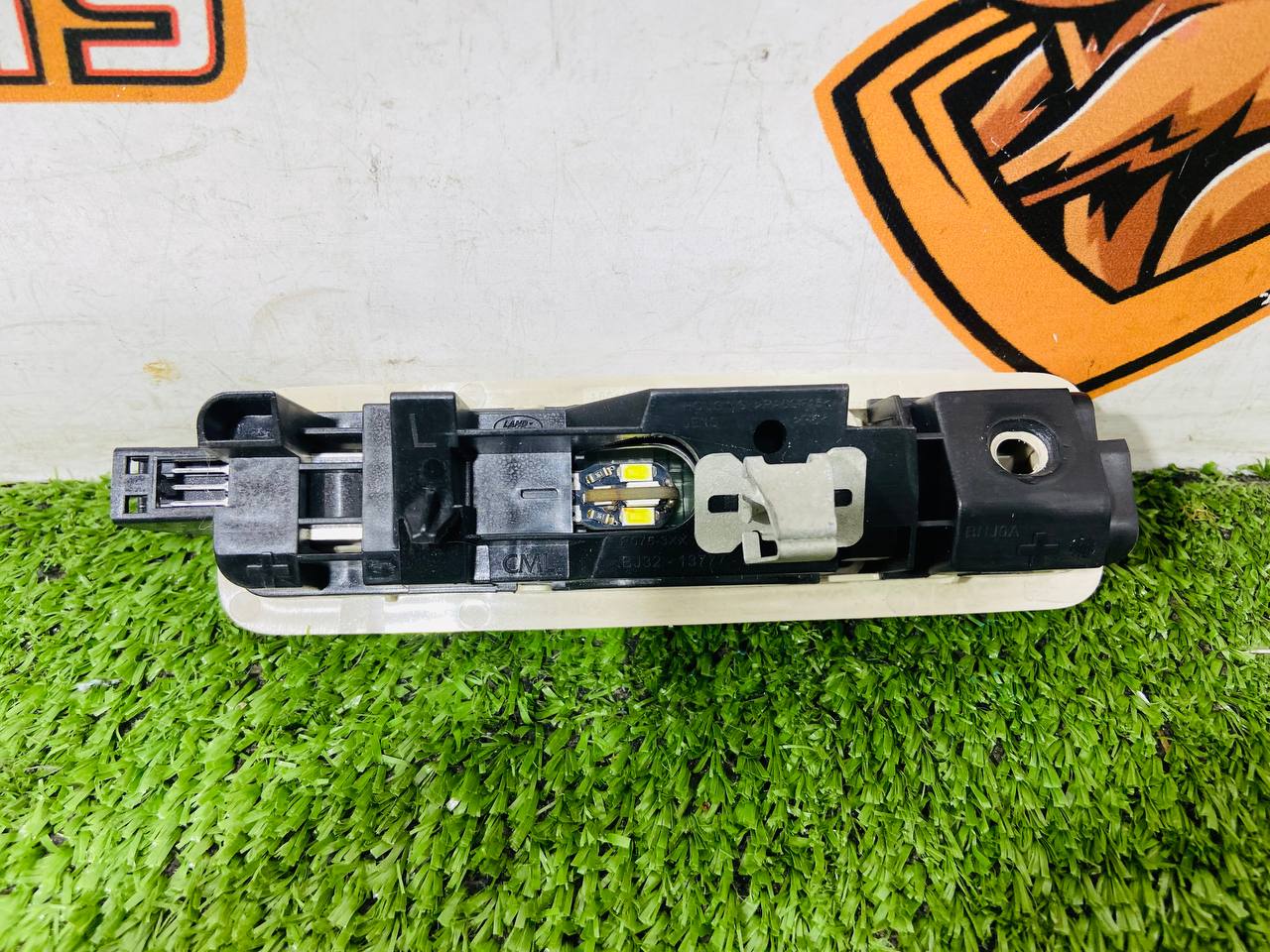 LR027520 Interior light left Range Rover Evoque L538 (2012-2018) Used cost 15 € in stock 1 pcs.