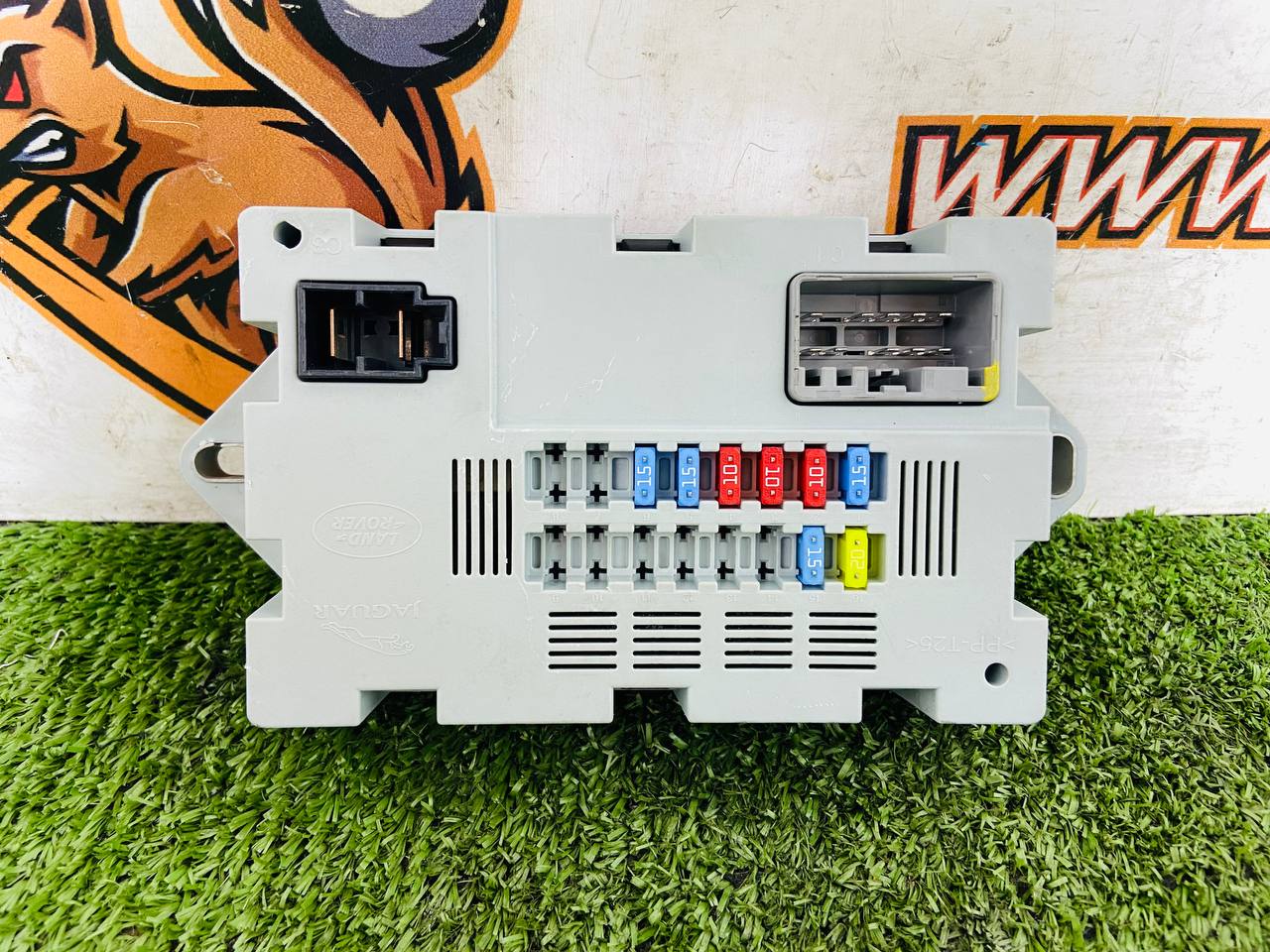 LR041091 Fuse Block Range Rover Velar L560 (2018-) Used cost 35 € in stock 2 pcs.