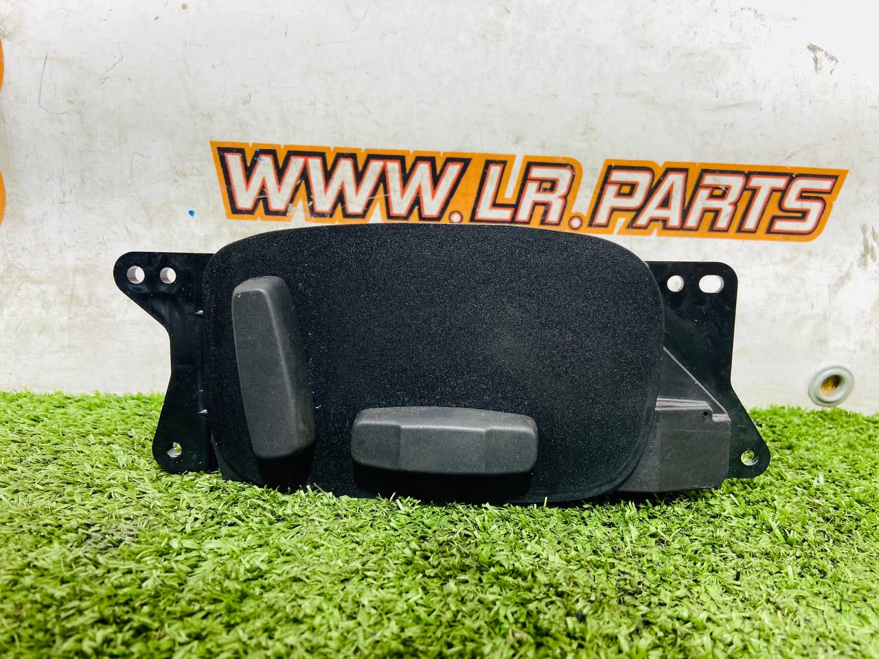 LR070641 Right side power seat switch for Range Rover Velar L560 (2018-) used cost € in stock 1 pcs.