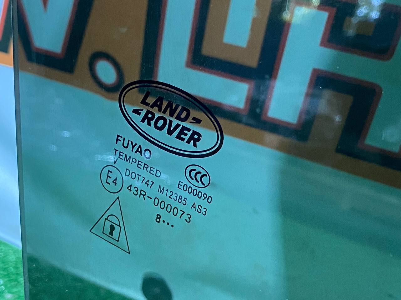 LR082925 Used tinted rear right door glass for Land Rover Discovery 5 L462 (2017-). cost 85 € in stock 8 pcs.