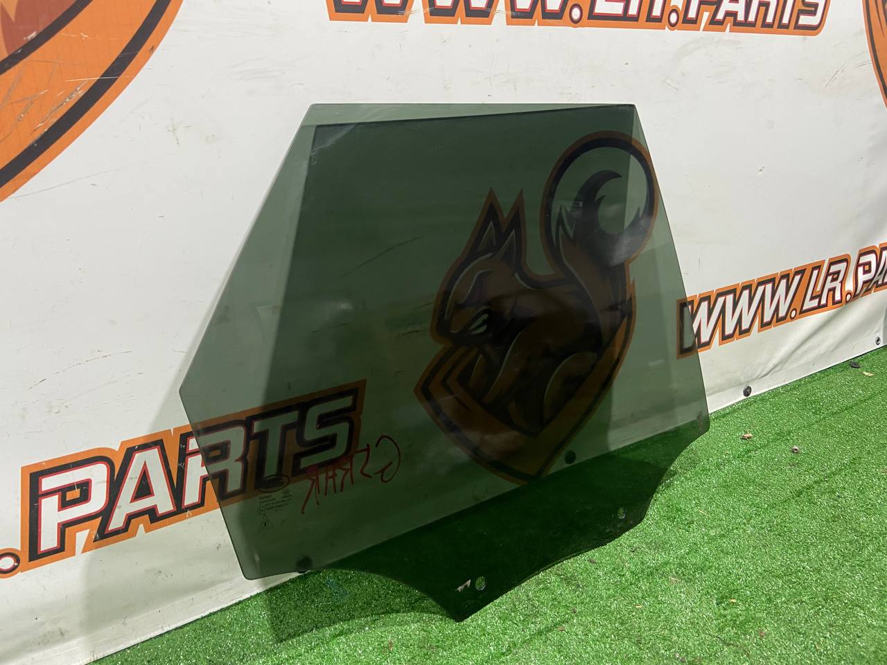 LR082925 Used tinted rear right door glass for Land Rover Discovery 5 L462 (2017-). cost 85 € in stock 8 pcs.