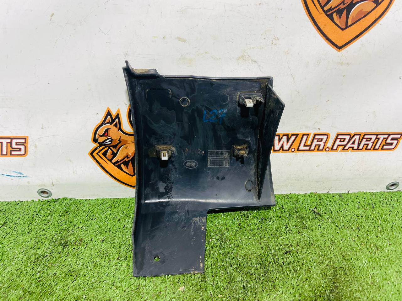 LR082946 Lower right front wing molding Land Rover Discovery 5 L462 (2017-) Used - Image 12