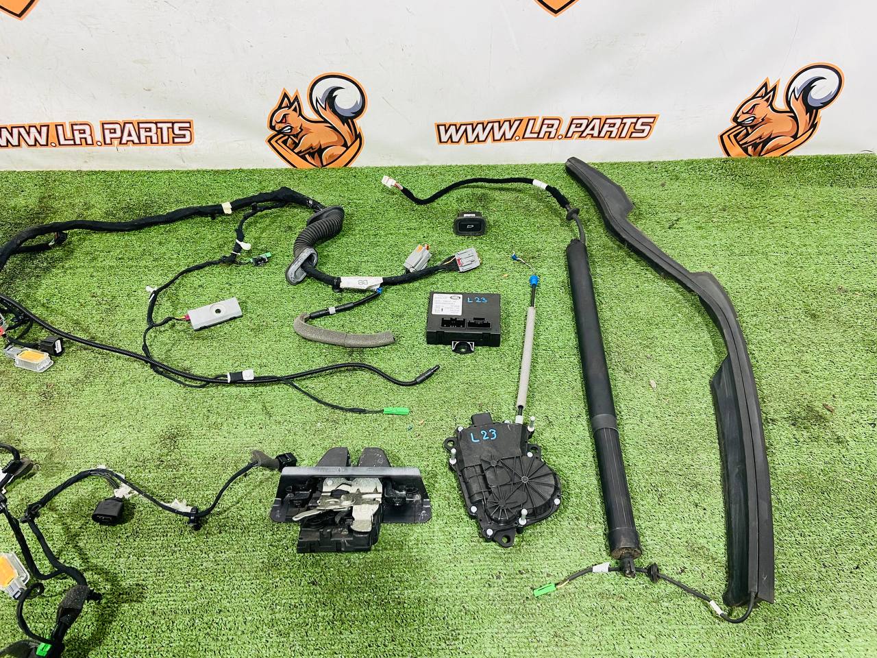 LR088571 Set of electric lock for Land Rover Discovery Sport L550 (2015-) Used cost € in stock 1 pcs.