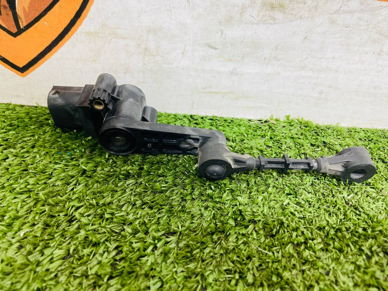 LR090678 Front left altitude sensor for Range Rover Velar L560 (2018-) Used - Image 17