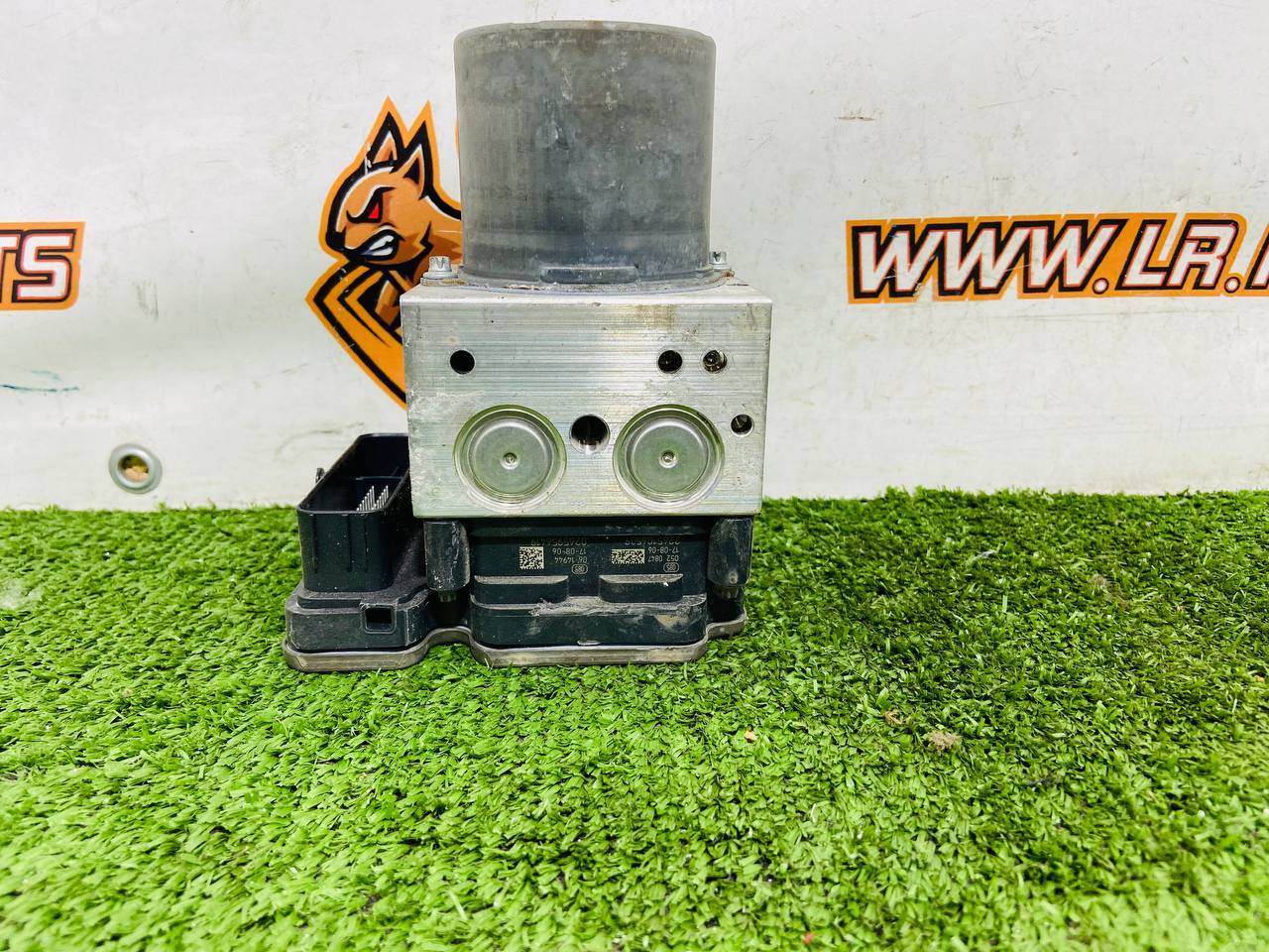 LR090984 ABS Block Range Rover Velar L560 (2018-) Second Hand - Image 12