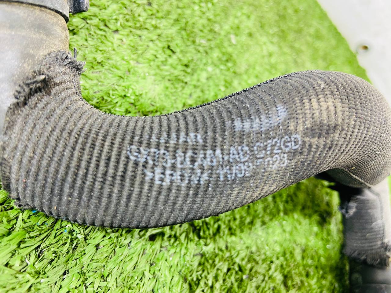 LR091817 Radiator hose (intermediate heat exchanger outlet) Range Rover Velar L560 (2018-) Used - Image 15