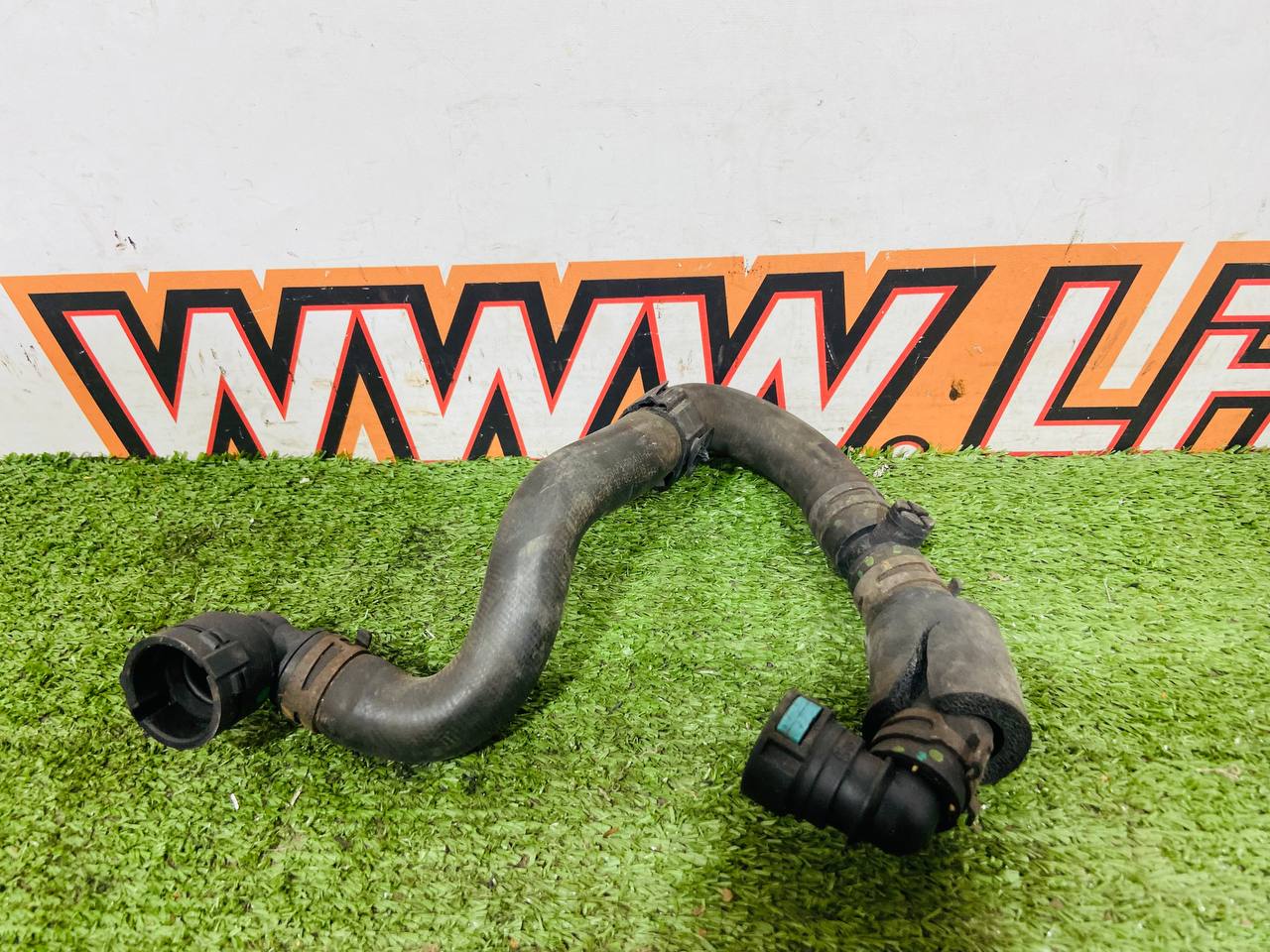 LR091817 Radiator hose (intermediate heat exchanger outlet) Range Rover Velar L560 (2018-) Used - Image 16