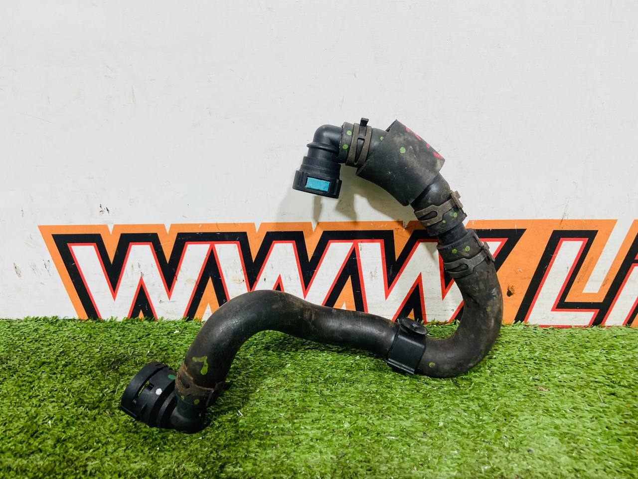 LR091817 Radiator hose (intermediate heat exchanger outlet) Range Rover Velar L560 (2018-) Used - Image 17