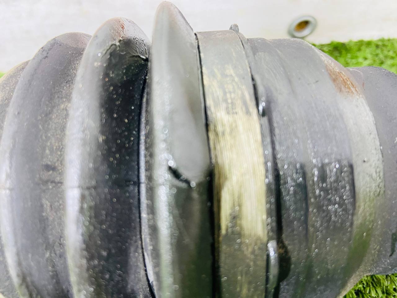 LR092740 Front left half axle for Range Rover Velar L560 (2018-) used - Image 28