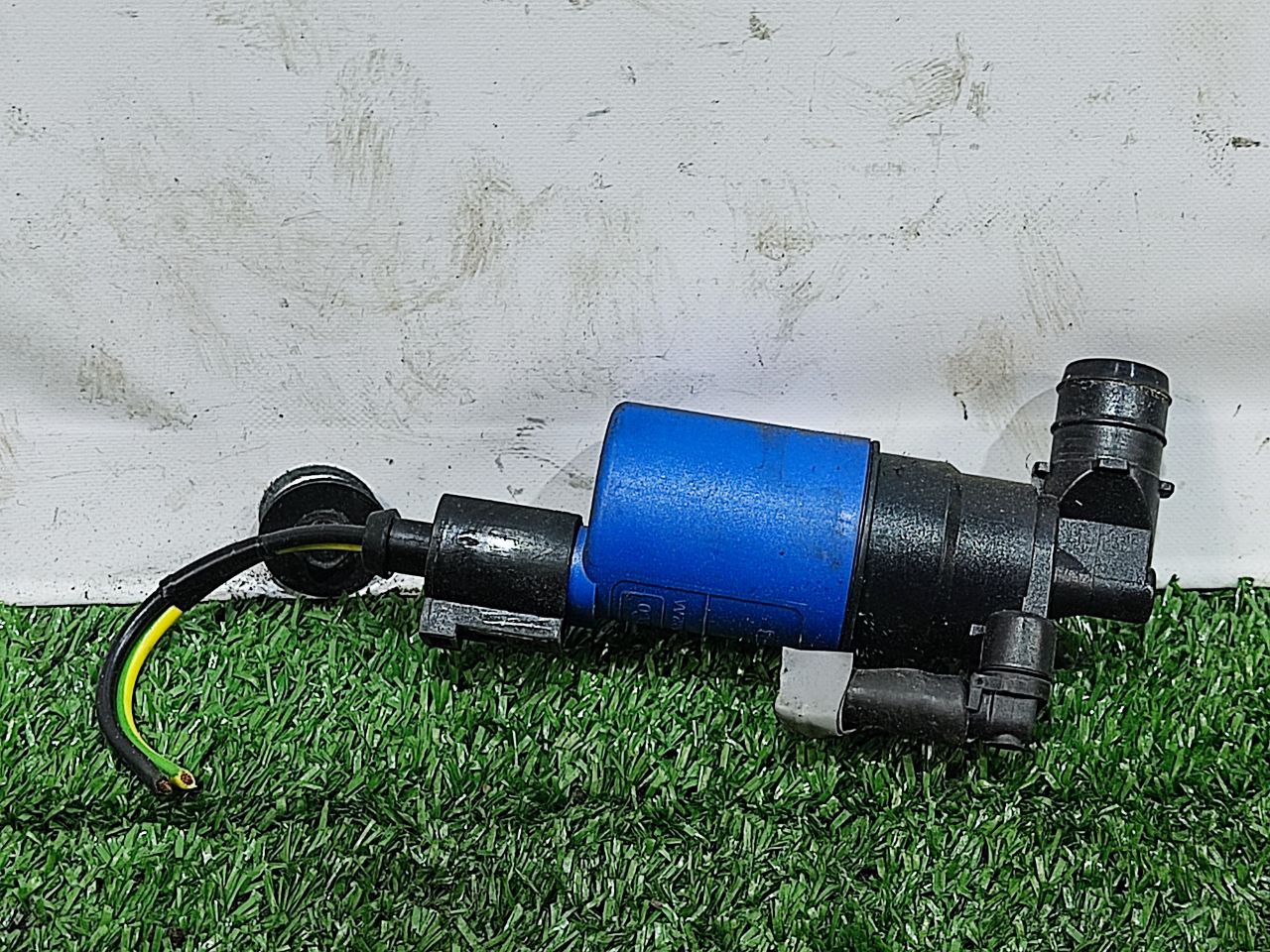 LR093460 Used Range Rover Velar L560 (2018-) Headlight Washer Pump Motor cost 30 € in stock 9 pcs.