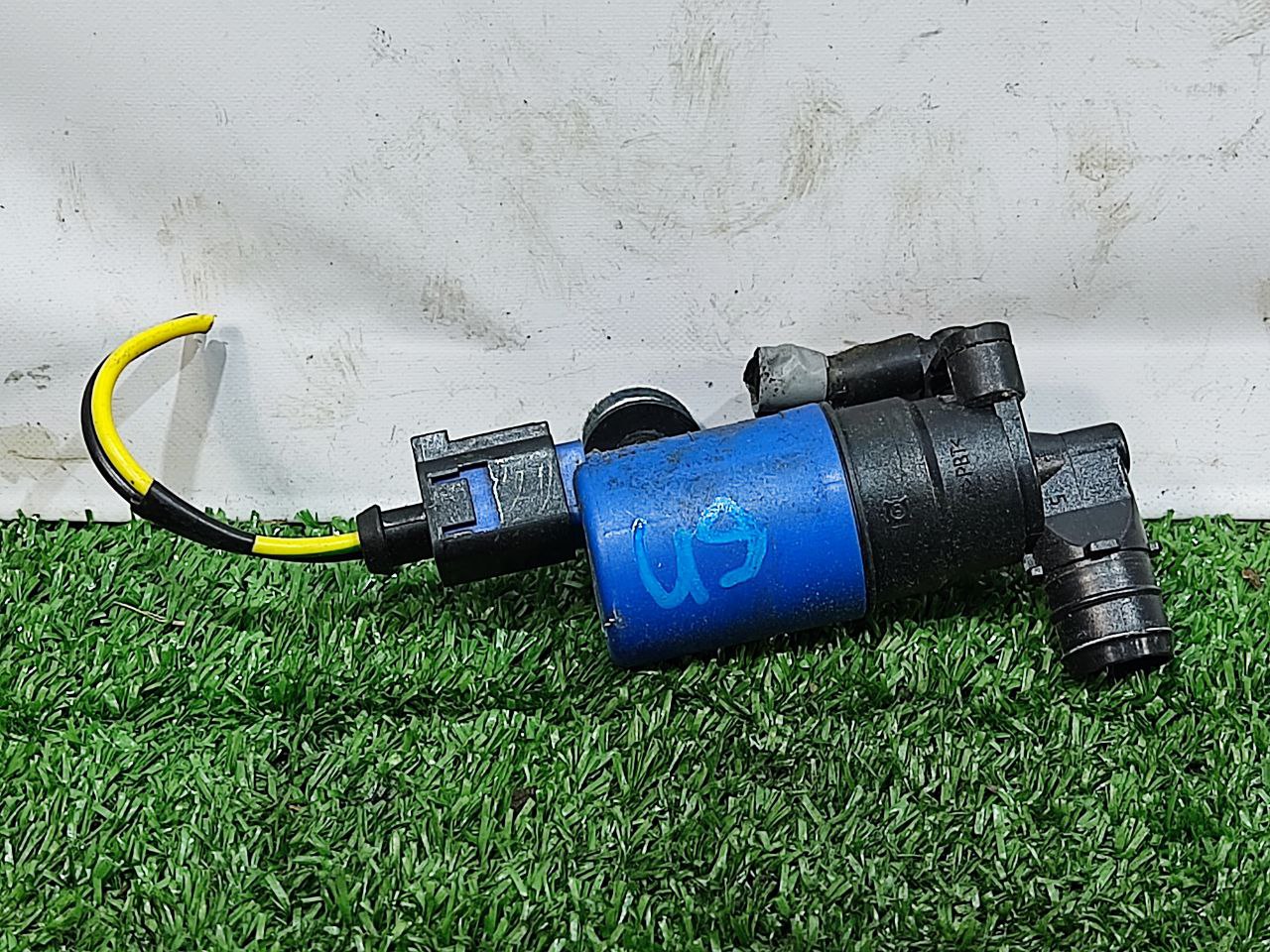 LR093460 Used Range Rover Velar L560 (2018-) Headlight Washer Pump Motor cost 30 € in stock 9 pcs.