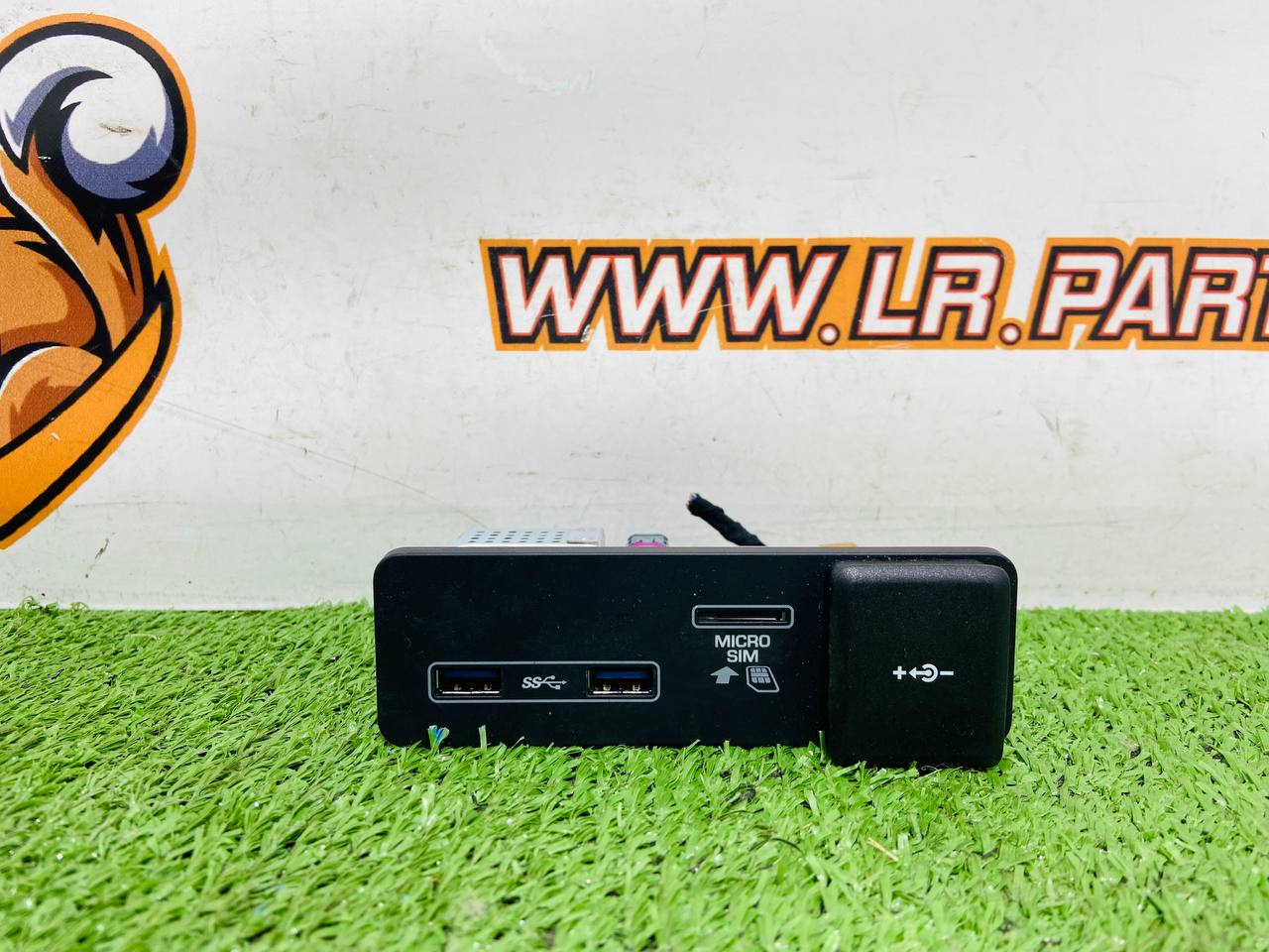 LR106219 USB + SIM Socket Range Rover Sport L494 (2014-2022) Used - Image 15