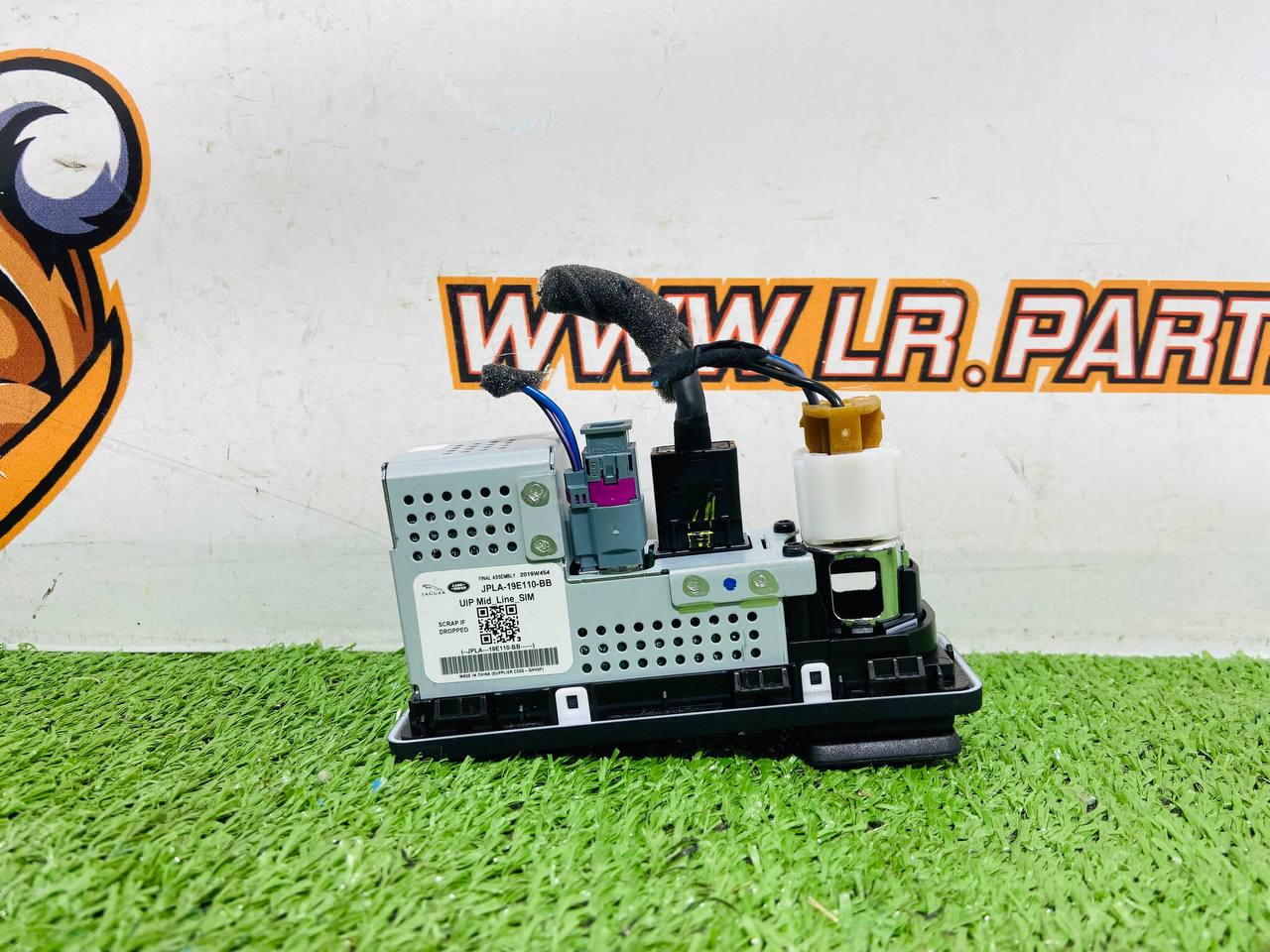 LR106219 USB + SIM Socket Range Rover Sport L494 (2014-2022) Used - Image 16