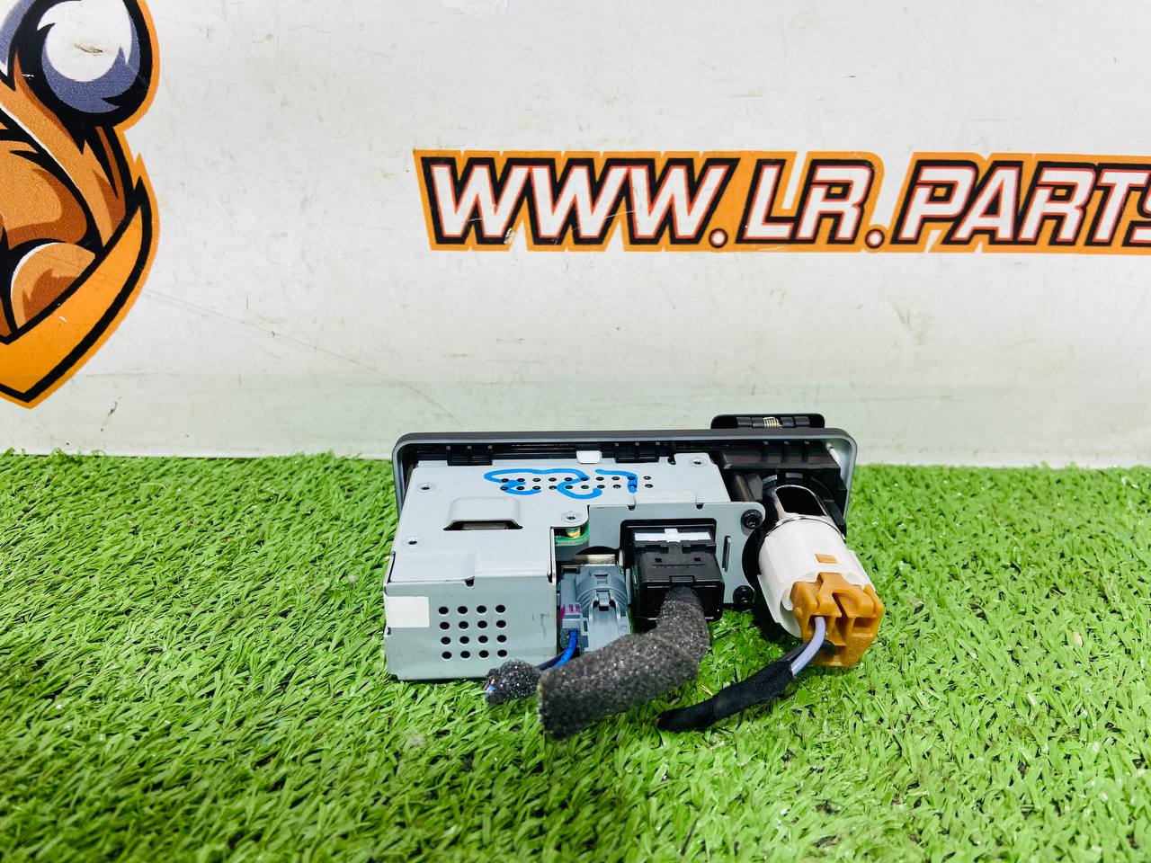 LR106219 USB + SIM Socket Range Rover Sport L494 (2014-2022) Used - Image 17