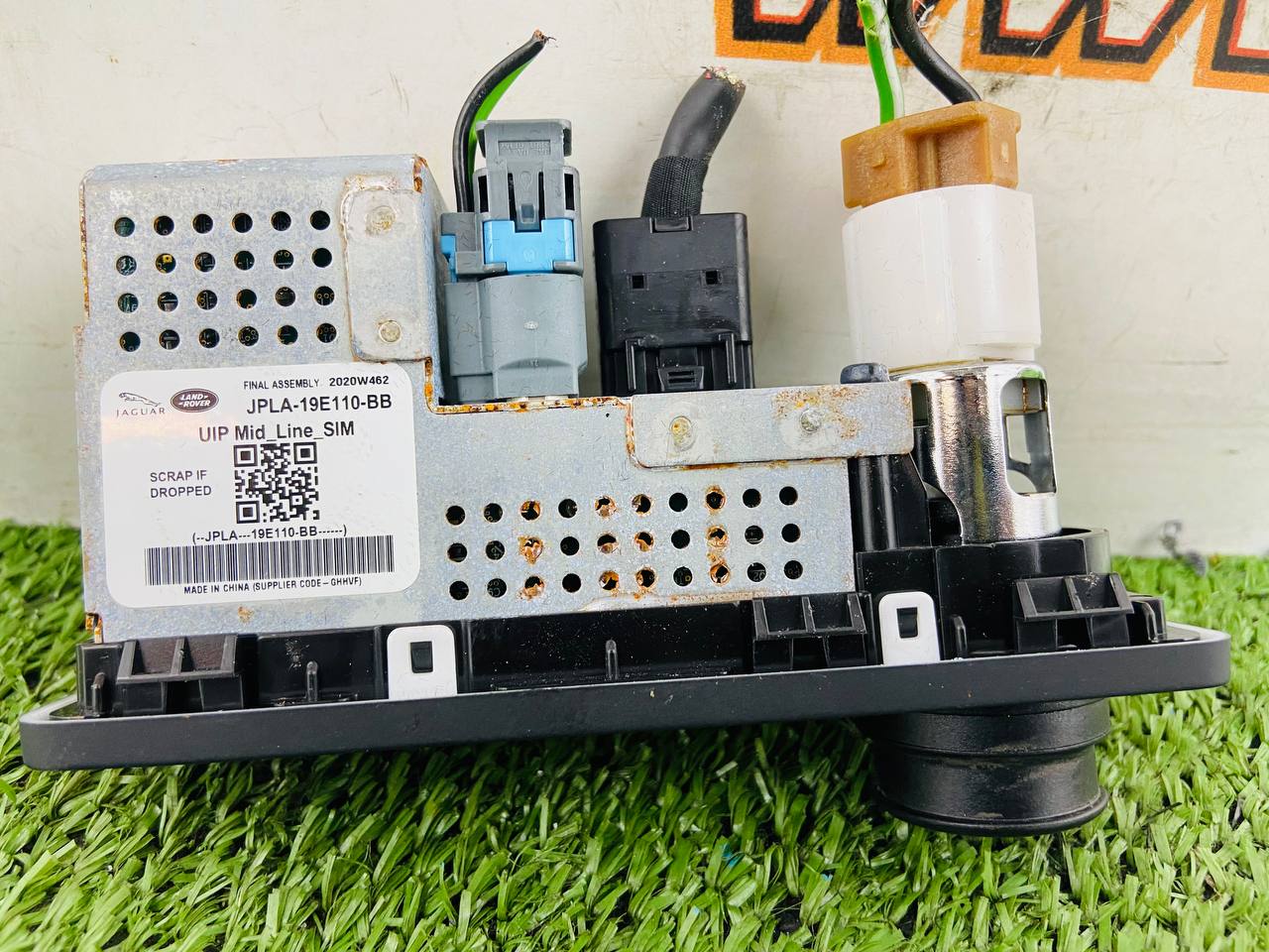 LR106219 USB + SIM Socket Range Rover Sport L494 (2014-2022) Used - Image 25