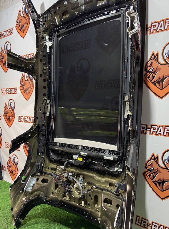 LR110746 Panoramic roof glass for Range Rover Velar L560 (2018-) Used cost 1 300 € in stock 1 pcs.