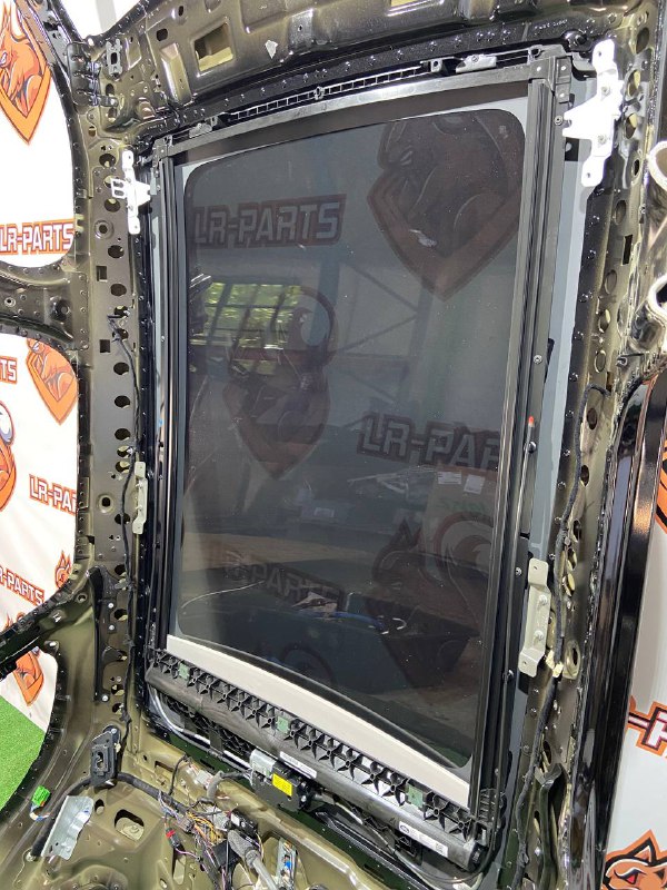 LR110746 Panoramic roof glass for Range Rover Velar L560 (2018-) Used cost 1 300 € in stock 1 pcs.