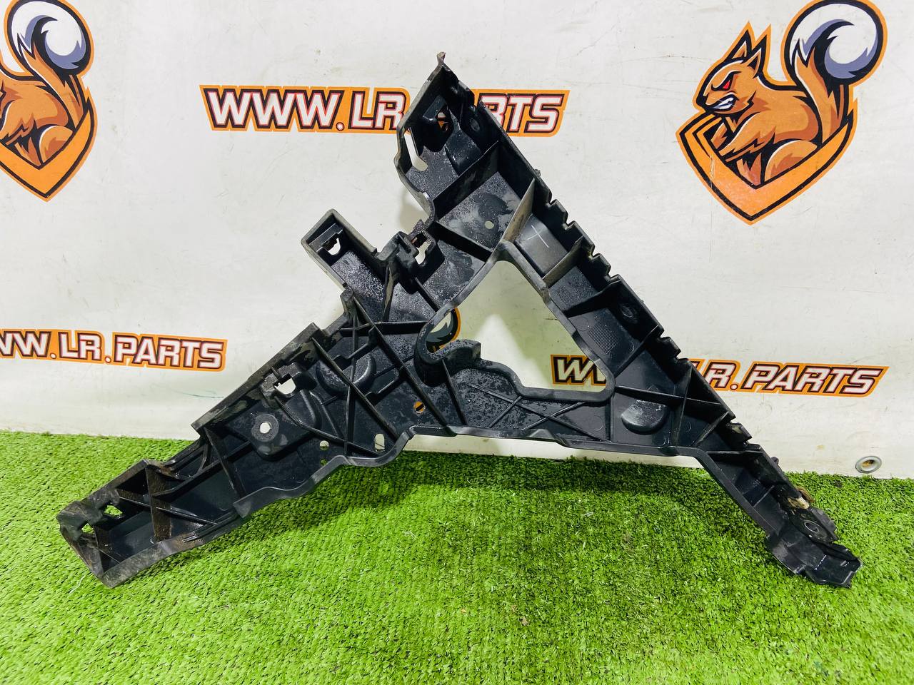 LR112658 Bracket of bumper rear left Range Rover Velar L560 (2018-) Used - Image 15