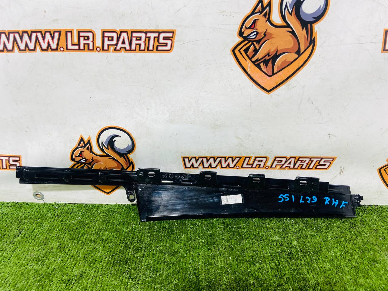 LR114182 Front door molding right vertical RANGE ROVER EVOQUE NEW (L551) 2019- Used cost 35 € in stock 1 pcs.